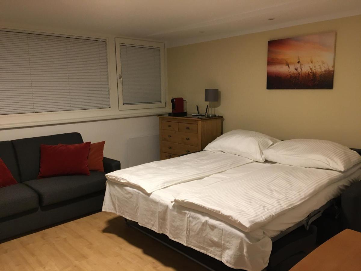 Cosy Flat In The Quiet Area With Own Garden, Free Parking And Direct Public Transport Link To The Centre Vienna Exterior photo