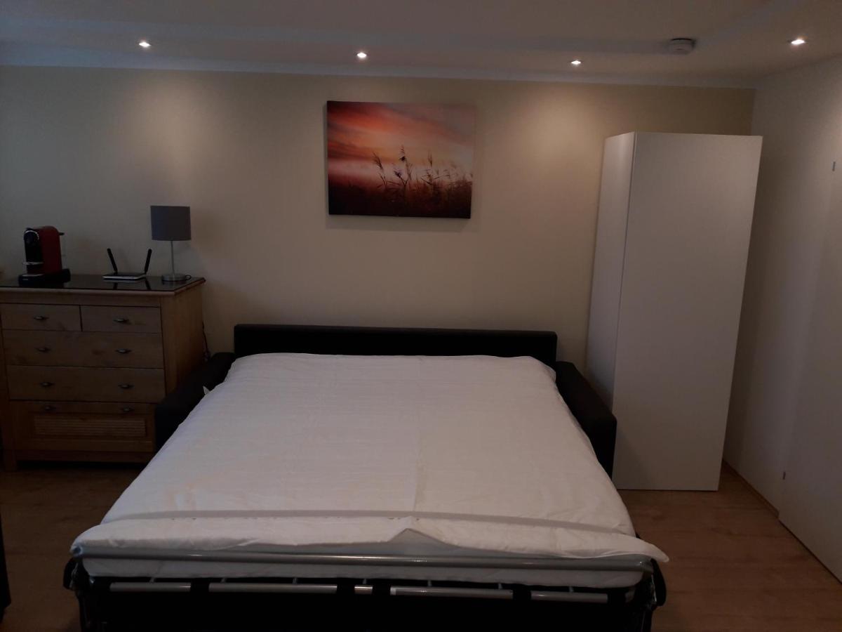 Cosy Flat In The Quiet Area With Own Garden, Free Parking And Direct Public Transport Link To The Centre Vienna Exterior photo